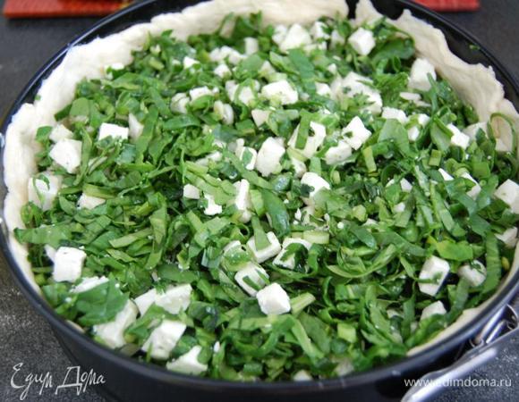 Размороженное тесто разделить на 2 части: одна часть, для основы пирога, - больше. вторая часть - меньше.

Форму для выпекания смазать сливочным маслом. Большую часть теста выложить в форму, сделать бортики.

Выложить начинку, хорошо разровнять, но не утрамбовывать.