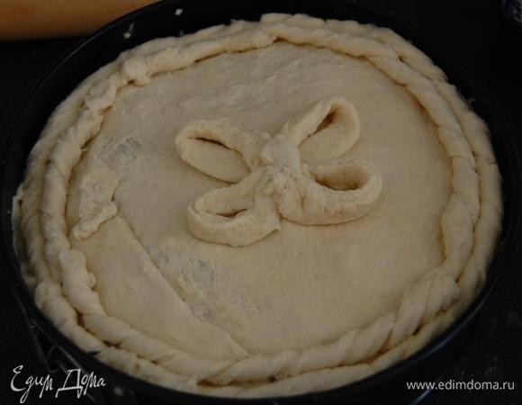 Второй частью накрыть начинку и скрепить края. 

Из остатков теста можно сделать украшение для пирога.