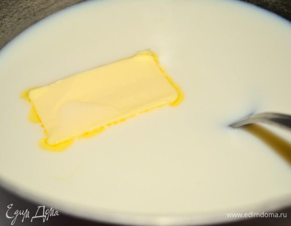 Молоко с маслом и медом довести до кипения.