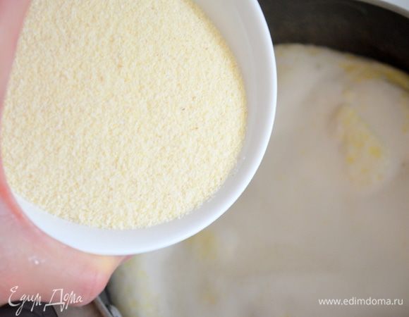 Как закипит всыпать манку и постоянно помешивать.