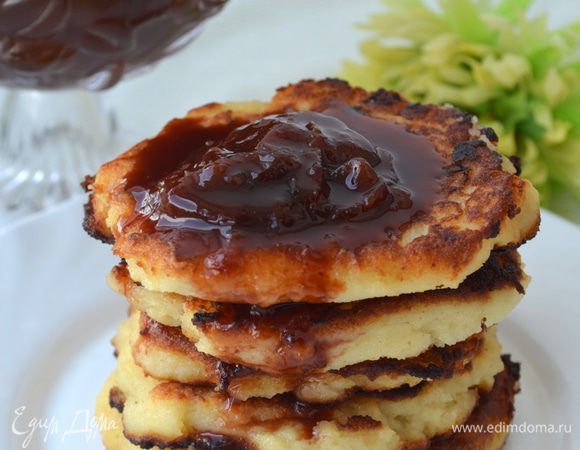 Готовые оладьи выкладываем на бумажное полотенце чтобы ушел лишний жир и подаем теплыми с вареньем, джемом, сгущенкой...они не очень сладкие, но пахнут медом и очень вкусные)