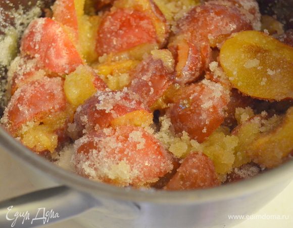 а теперь варенье: тут все просто, но с изюминкой! Сливы моем, режем на половинки и укладываем в кастрюлю. засыпаем 250 гр сахара и убираем на ночь в холодильник.