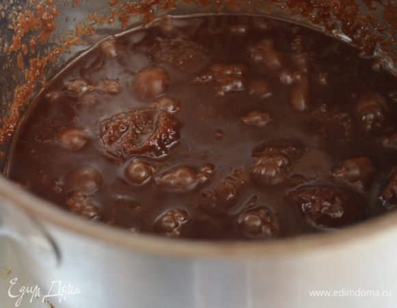 на утро добавляем оставшиеся 250 гр сахара, ванилин, какао и все пермешиваем. Доводим до кипения и варим примерно 1,5 часа-2 часа