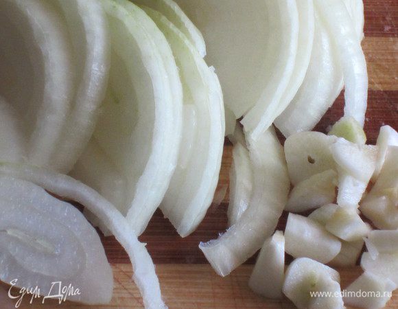 Лук нарезать полукольцами, чеснок - на четвертинки. Mелко порубить розмарин .