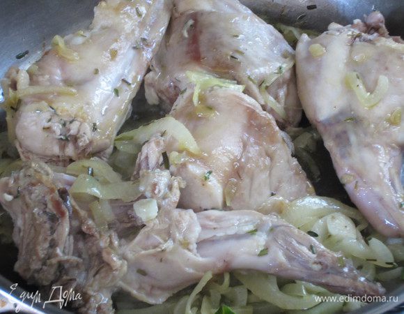 Добавить кролика, положить лавровый лист, тимьян, майоран, розмарин и жарить, пока кролик не станет золотистого цвета.