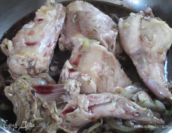 Влить вино и готовить до испарения алкоголя несколько минут.