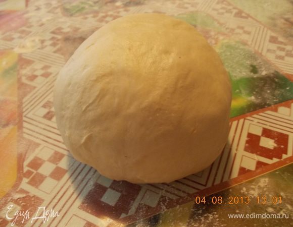 Масло натереть на тёрке или нарезать мелкими кусочками добавить пиво, муку и замесить крутое тесто, поставить тесто в холодильник на 1-2 часа