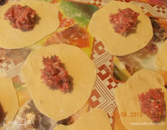 Большой ком теста делим на маленькие комочки (сколько шариков, столько и чебуреков) раскатываем из шариков лепешки, в центр каждой лепешки кладём начинку