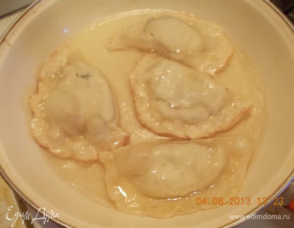 Лепим чебуреки, и жарим их в большом количестве масла