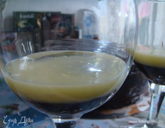 Шоколад растопить, как на глазурь, с неб.кол-вом сливок в сотейнике, непрерывно помешивая, до нужной нам густоты (чем больше сливок,тем жиже)