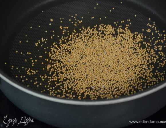 В виду того что таблица не принимает названия ингредиентов некоторых правильно, они указаны в шагах. Например как семена горчицы (специя), указаны как горчица в ингредиентах
Разогреть на огне антипригарную сковороду. Выложить на нее  семена горчицы. Готовить примерно 1 мин или до легкого аромата. Снять с огня и переложить в емкость, раздавить. Отложить из общей емкости в сторону 1 стол .л. горчицы.
