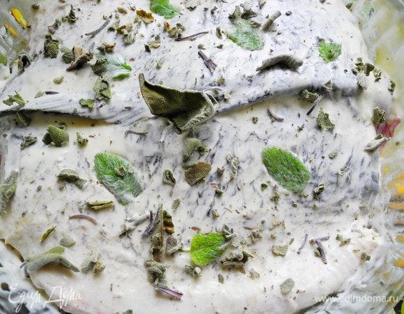 Смазываем его сверху оставшейся смесью из сметаны-сахара-соли. Посыпаем шалфеем. Сбоку  засунем пару зубчиков чеснока (можно больше, чеснок получается умопомрачительным).