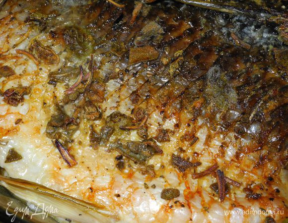 Выпекаем в духовке, разогретой до 180 градусов. Полчаса хватит, ведь он распластанный, а корочку затем подрумяниваем под грилем.