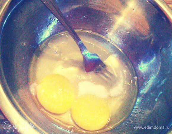 Смешать яйца с сахаром. 