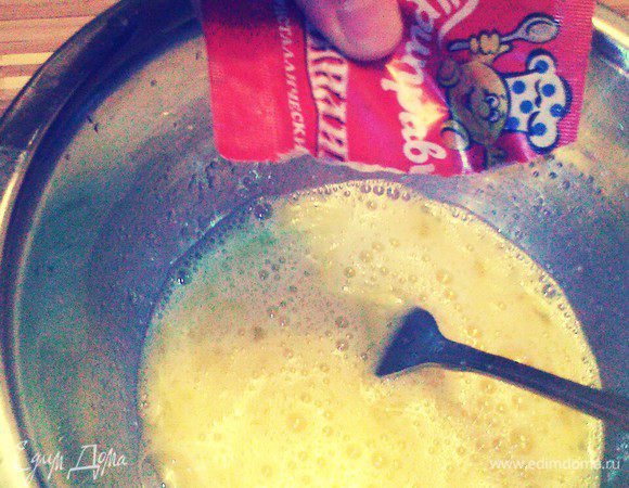 Добавить сметану,  ванилин, соль.