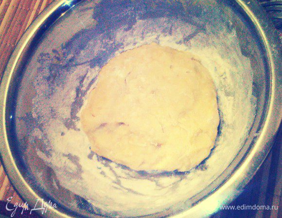 Замесить мягкое тесто. 