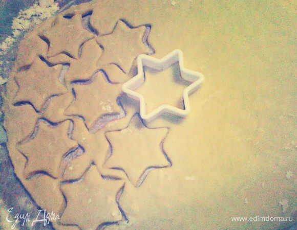 Раскатать его и вырезать фигуры любой геометрической формы. 