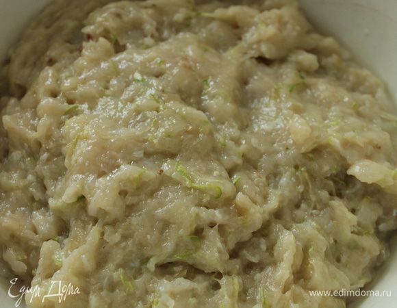 Хлеб замочить в воде и слегка отжать. Рыбное филе пропустить через мясорубку вместе с остывшим обжаренным луком и хлебом, добавить натертый кабачок, слегка взбитые яйца, соль, молотый перец, хорошо перемешать фарш, накрыть крышкой и поставить в холодильник на 1 час