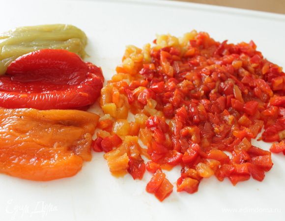 Болгарский перец помыть и запечь в духовке. Удалить кожицу и семена, нарезать мелким кубиком