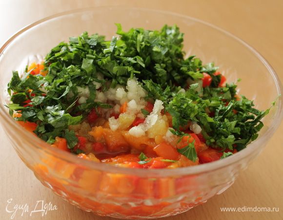 Добавить измельченный чеснок,зелень петрушки,лимонный сок,соль и сахар,перемешать.Можете приготовить и большее количество .В оставшуюся смесь добавьте зеленый лучок и растительное масло и у вас получится вкусный салатик