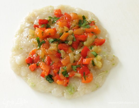 Руками,смоченными в холодной воде,формуем из фарша лепешку,распределяем овощную смесь,оставляя свободные края