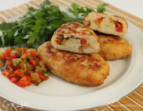 На небольшом огне нагреть сковороду,налить растительное масло,хорошо его прогреть и обжарить котлеты сначала с одной стороны до румяного цвета,затем перевернуть,закрыть крышкой и обжарить с другой стороны. Подавать с любимым вами гарниром или овощным салатиком.Приятного вам аппетита!