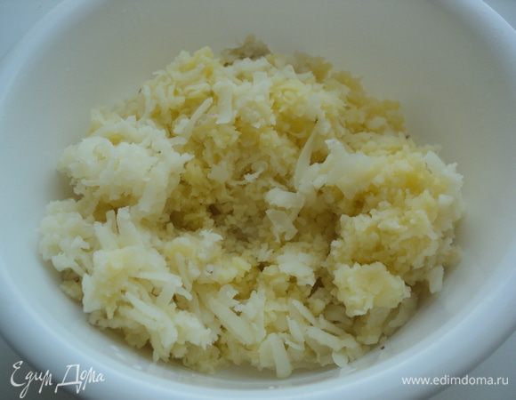 Картофель отварить в мундире до готовности. Охладить, очистить от кожицы и натереть на терке.
