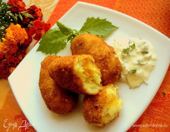 Подавать пирожки с соусом по Вашему вкусу, у меня сметанный соус с чесноком и зеленью. Приятного аппетита!