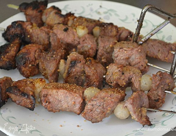 Гриль разогреем и готовим кебаб несколько минут ,поворачиваем в процессе. Готовый кебаб снимем  с огня на тарелку.