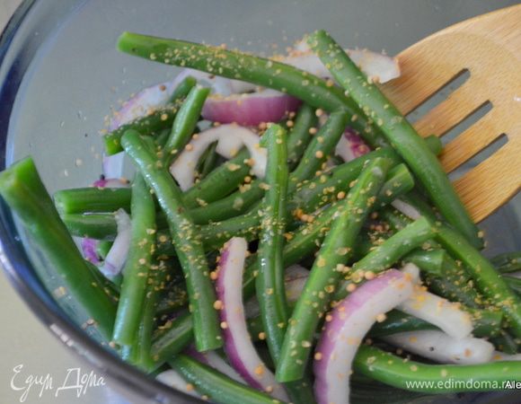 Приготовим зеленую фасоль, кончики отрежем, помоем. Лук красный нарубим.
Приготовим маринад для фасоли путем смешивания первых 6 ингредиентов:
1/3 стак.свежий лимон.сок ,1/4 стак.олив.масло ,2 стол.л мед ,1 ч.л сухой вермут, 1/2 ч.л семена горчицы (раздавить) ,1/4 ч.л морская соль для готовки .
 Фасоль зальем приготовленным маринадом. Выложим лук и перемешаем.
Добавим голубой сыр по желанию ( мы не любим его). Подаем к столу.
Если не любите свежую фасоль, можно ее слегка отварить или в СВЧ в закрытой посуде для СВЧ на 2-3 мин.на полную мощность.