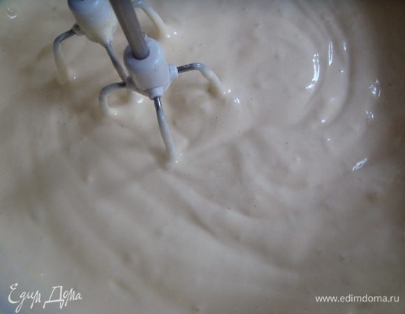 Аккуратно ввести муку, вылить тесто на яблоки