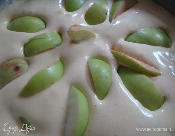 Сверху фигурно выложить остаток яблок и отправить в духовку