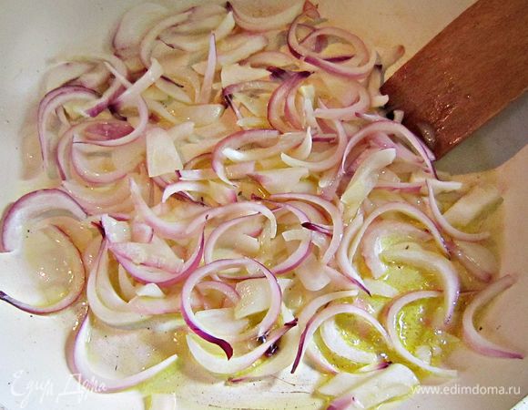 Лук нарезать полукольцами и слегка обжарить на оливковом масле.