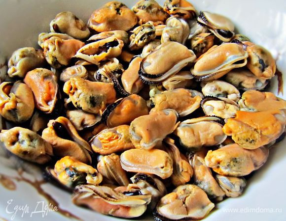 Мидии разморозить, слить лишнюю жидкость.