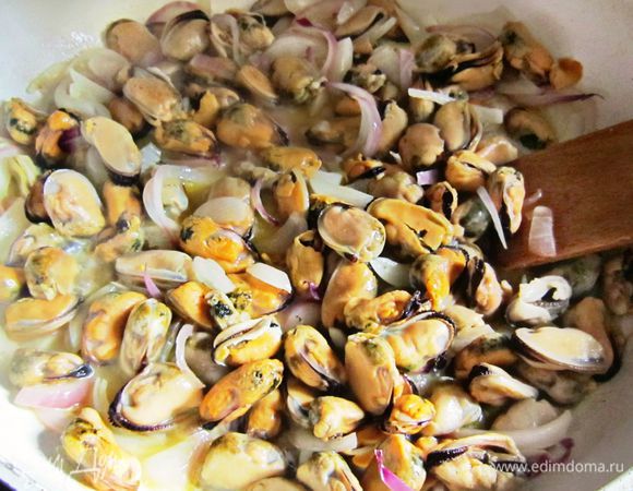 ....а затем добавить к луку. Посолить, поперчить и тушить 3 мин.