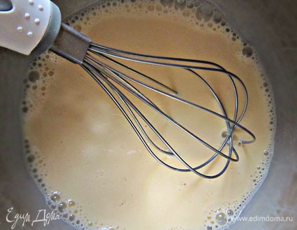 Яйца взбить, добавив сливки.