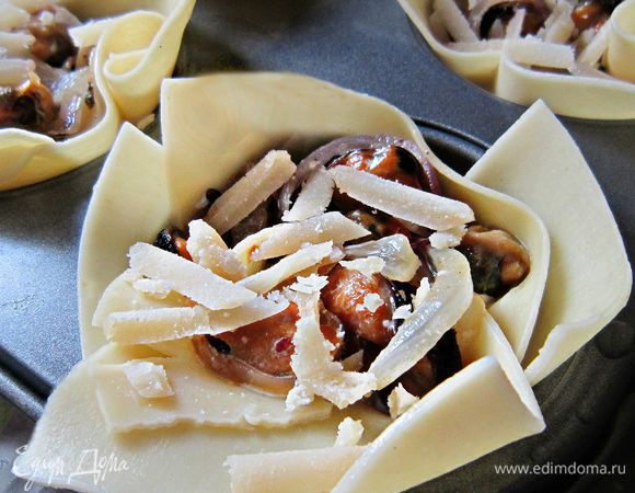 ..... и посыпать натёртым сыром.