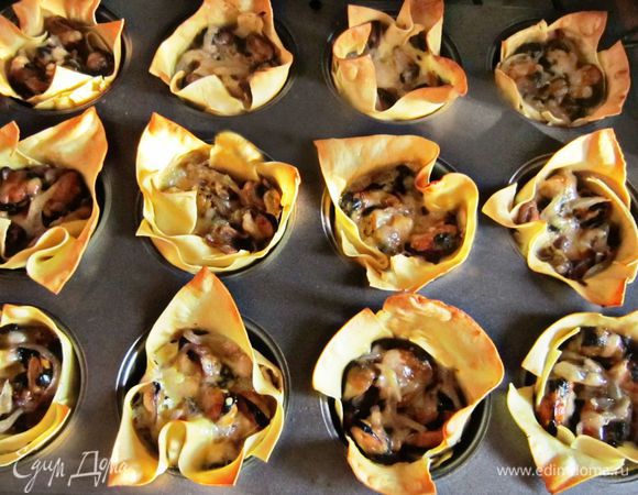 Корзиночки выпекать 20-30 мин в нагретой до 180г духовке. Если листы теста быстро зарумяниваются, то можно накрыть формочки фольгой. 