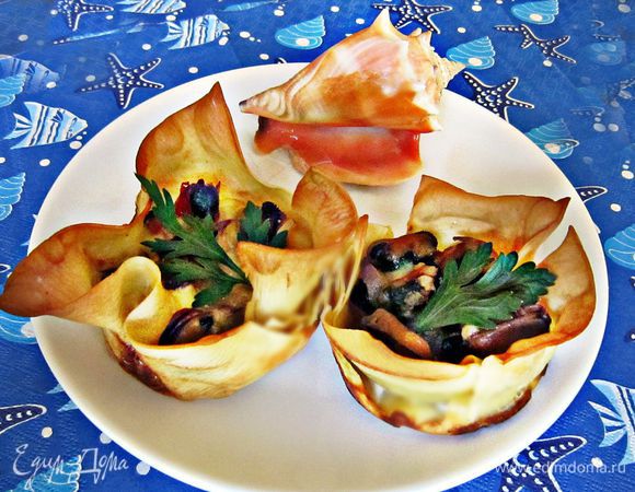 Вынимаем корзиночки из формочек.  Внутри начинка получается очень нежная, тесто мягкое, а вот верхние "лепестки" - румяные и хрустящие!!! Надеюсь, что любителям морепродуктов такое блюдо придётся по вкусу! Приятного аппетита! 
