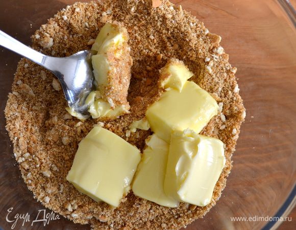 Крошку из печенья смешать с очень мягким по консистенции маслом. (достать из холодильника за несколько часов до приготовления) Можно использовать и растопленное масло (в микроволновке или на огне)... Но, учитывая то, что тепловой обработке "корж" в этом торте подвергаться не будет, мне показалось более уместным использовать вариант с очень сильно размягченным, но на расплавленным маслом... ))     