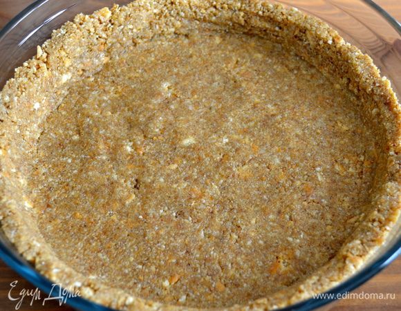 Выложить "промасленную" крошку в форму (23 см) и, помогая себе руками, создать основание нашего пая вместе с "бортиками". Убрать форму с коржом в холодильник на время, пока будет готовится трюфельный слой.   
