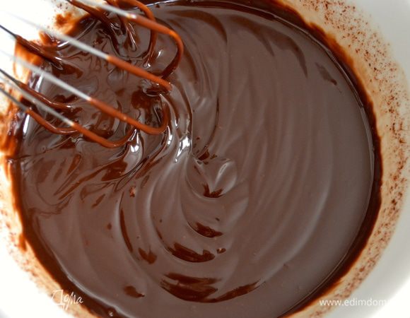 Затем сразу же энергично все размешать, до образования густой шоколадной массы. Дать немного остыть.
