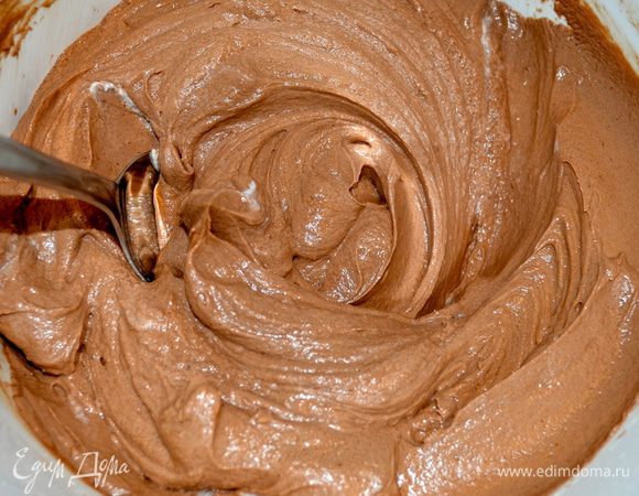 Оставшийся один стакан холодных сливок взбить с помощью миксера до пышного состояния. В два-три этапа добавить ко взбитым сливкам остывшую шоколадно-арахисовую массу и аккуратно все перемешать. 
