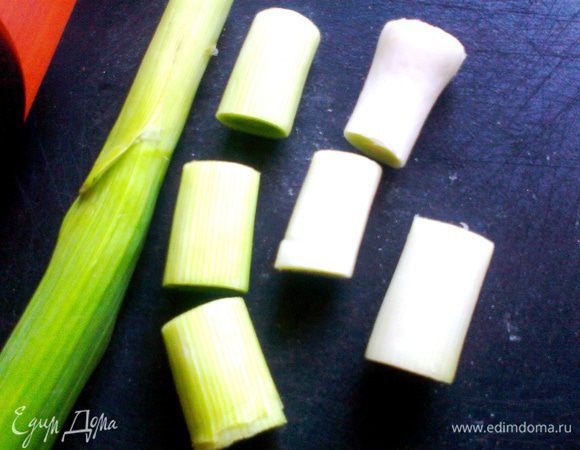От лука порея отрезаем такие бочоночки-кусочки...