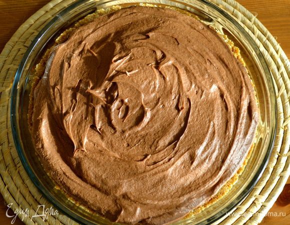 Выложить крем на трюфельный слой пая и убрать в холодильник... Желательно на всю ночь... 