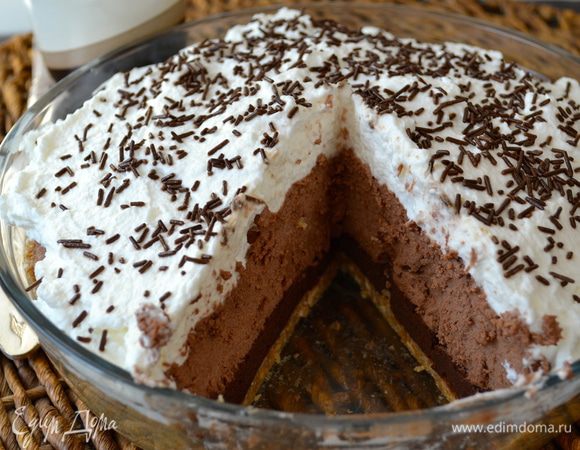 Перед подачей украсить пай взбитыми сливками и шоколадной крошкой. 