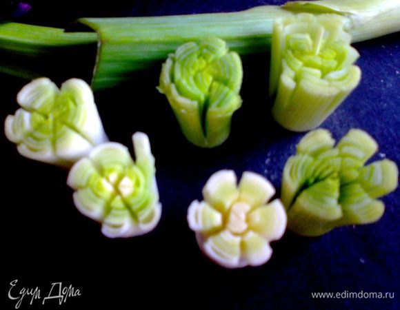 Затем ставим столбиком и надрезаем, но не до конца!