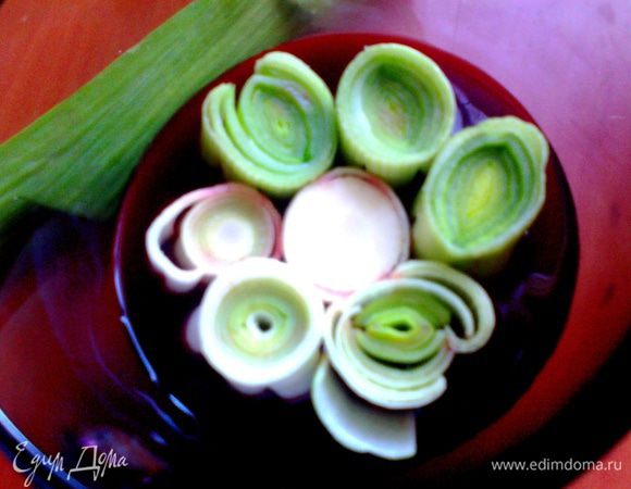 Окунаем надрезом вниз в свекольный сок. Можно убрать на ночь в холодильник.