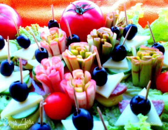 Можно расставить между канапе или подать к горячему...