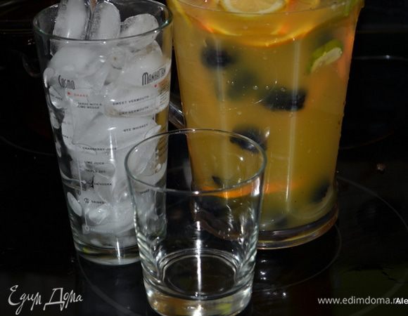 В кувшин нальем бренди и вино, фрукты и сахар. Перемешаем чтоб сахар растворился. Приготовим отдельно лед. Добавим свежие ягоды. Охладим в холодильнике или подаем сразу.